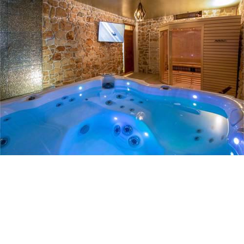 Awesome home in Pokrovnik w/ Outdoor swimming pool, Jacuzzi and 3 Bedrooms