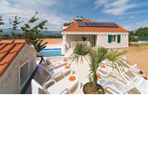 Awesome home in Pucisca w/ Outdoor swimming pool, WiFi and 2 Bedrooms