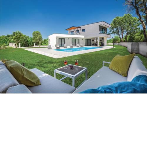 Awesome home in Sivati w/ Outdoor swimming pool, WiFi and 3 Bedrooms