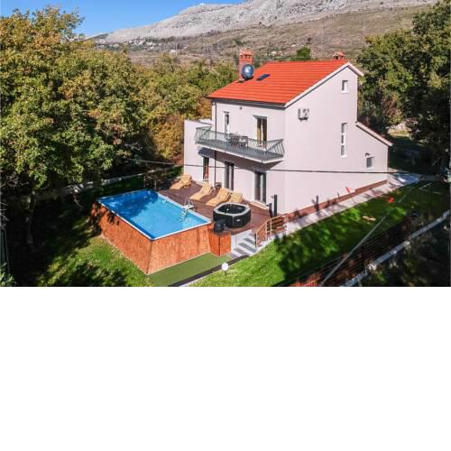 Awesome home in Srinjine with Jacuzzi and 3 Bedrooms