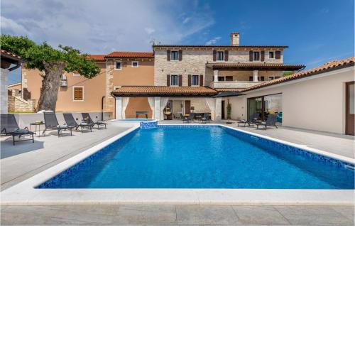 Awesome home in Svetvincenat with Jacuzzi, WiFi and 6 Bedrooms