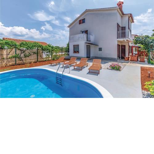 Awesome home in Valbandon w/ Outdoor swimming pool, WiFi and 3 Bedrooms
