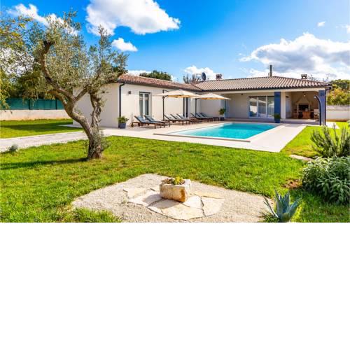 Awesome home in Vodnjan w/ Outdoor swimming pool and 3 Bedrooms