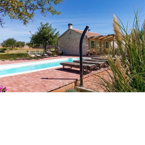 Awesome home in Zemunik Gornji w/ Outdoor swimming pool and 4 Bedrooms