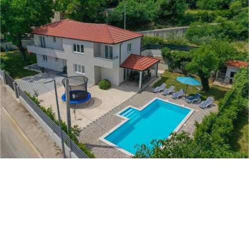 Awesome home in Zmijavci with Outdoor swimming pool, WiFi and 5 Bedrooms