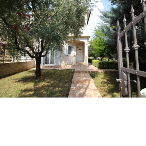 Azzura Green Holiday House
