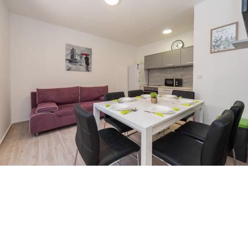 Balen city central house for 8
