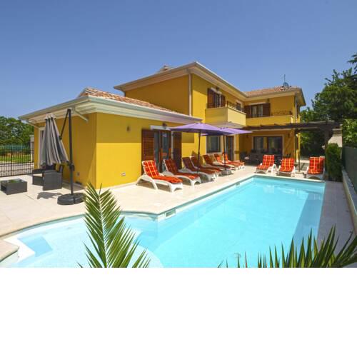 Banjole Villa Sleeps 10 with Pool and Air Con
