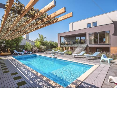 Banjole Villa Sleeps 12 with Pool Air Con and WiFi