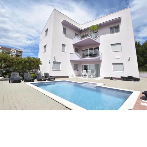 Cosy Apartment in Okrug Gornji with Pool