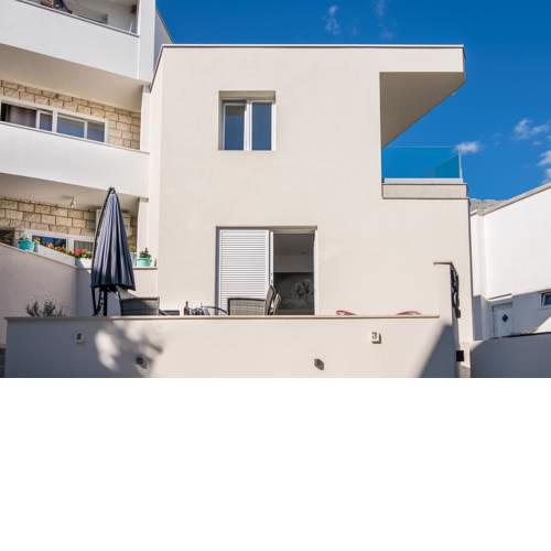Baska Voda Town House Sleeps 4 with Air Con and WiFi