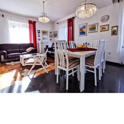 Beach & Harbour Family Apartment