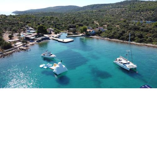 Beach house Danica BAIN with jacuzzi, pool & breakfast, Žut - Kornati