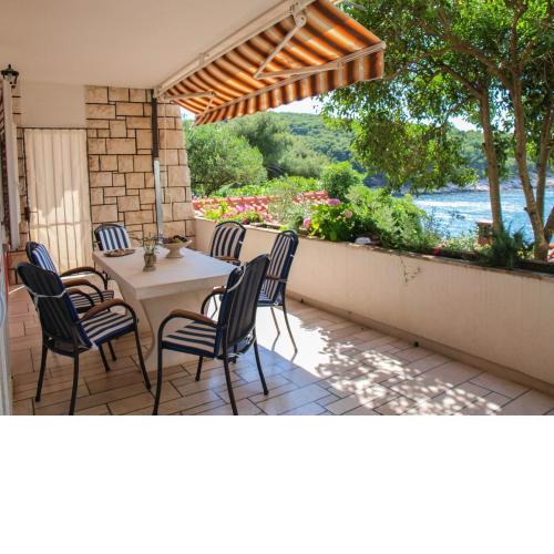 Beachfront apartment with big terrace and garden