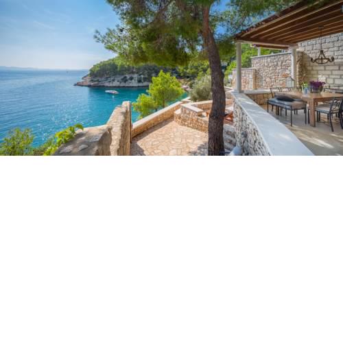 Beachfront villa with outdoor Jacuzzi near Milna island Brac