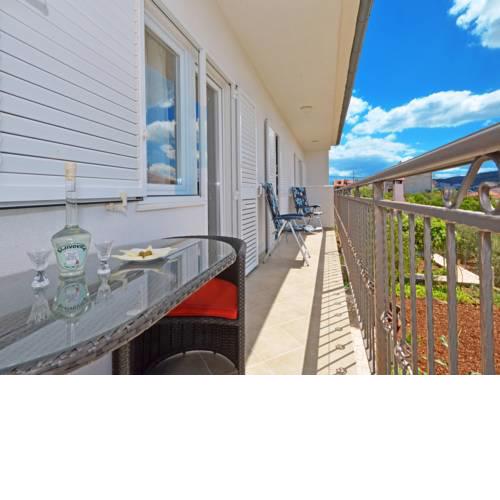 Beautiful apartment for 4 near Trogir