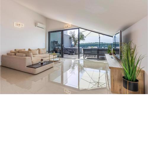 Beautiful apartment in Banjole with Outdoor swimming pool, Jacuzzi and WiFi
