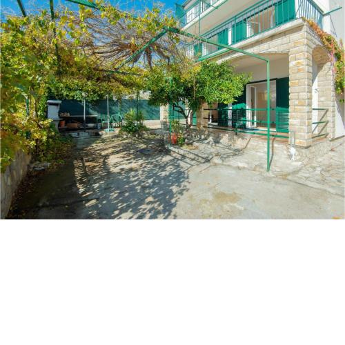 Beautiful apartment in Brodarica with 3 Bedrooms