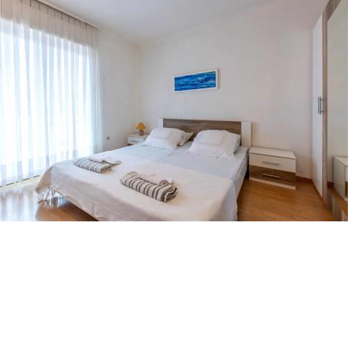 Beautiful apartment in Dugi Rat w/ WiFi and 2 Bedrooms