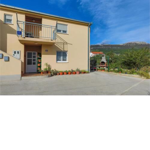 Beautiful apartment in Kastel Novi w/ 2 Bedrooms