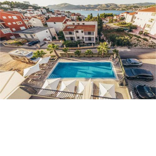 Beautiful apartment in Okrug Gornji with Outdoor swimming pool, Heated swimming pool and 2 Bedrooms