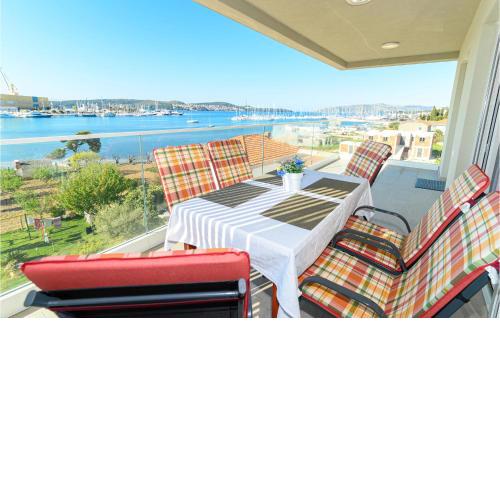 Beautiful apartment in Seget Donji with WiFi and 2 Bedrooms