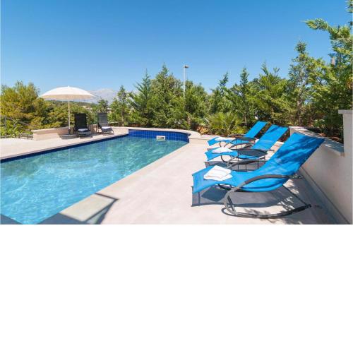 Beautiful apartment in Selca with Outdoor swimming pool, WiFi and 2 Bedrooms