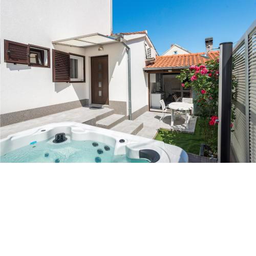 Beautiful apartment in Sukosan with Jacuzzi, WiFi and 1 Bedrooms