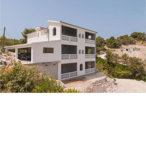 Beautiful apartment in Supetar-Splitska with WiFi and 2 Bedrooms
