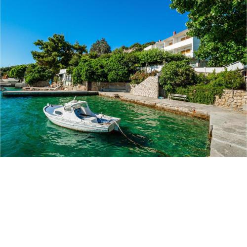 Beautiful apartment in Supetarska Draga with WiFi and 1 Bedrooms