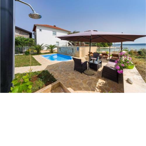 Beautiful apartment in Zdrelac with WiFi and 2 Bedrooms