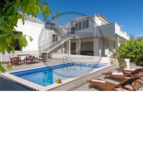 Beautiful apartment in Zvecanje w/ Outdoor swimming pool, WiFi and 3 Bedrooms