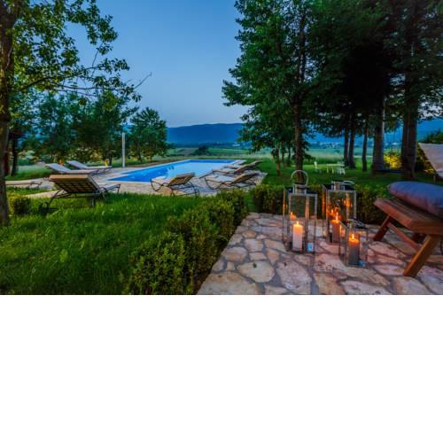 Beautiful cottage with heated pool for 15 ppl