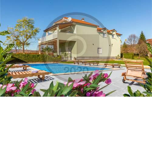 Beautiful home in Donji Prolozac w/ Outdoor swimming pool and 5 Bedrooms