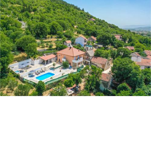 Beautiful home in Donji Prolozac with Outdoor swimming pool, Jacuzzi and 5 Bedrooms