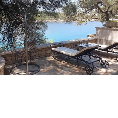 Beautiful home in Gdinj w/ WiFi and 5 Bedrooms