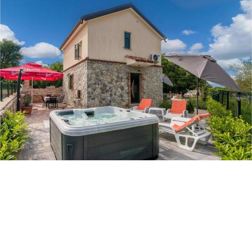 Beautiful home in Gornja Hlapa with Jacuzzi, WiFi and 2 Bedrooms