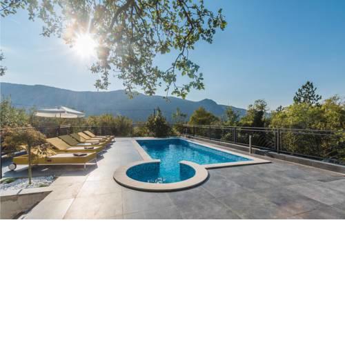 Beautiful home in Grizane w/ Outdoor swimming pool and 3 Bedrooms