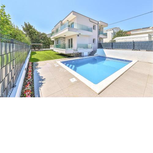 Beautiful home in Kastel Luksic with Outdoor swimming pool, WiFi and 6 Bedrooms