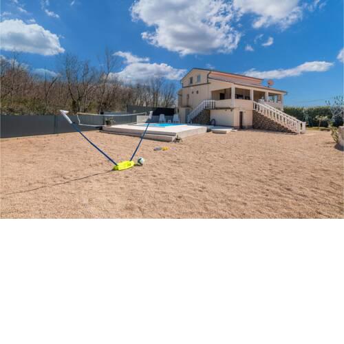 Beautiful home in Kras with Outdoor swimming pool, WiFi and 3 Bedrooms