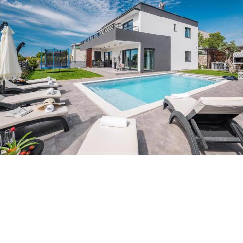 Beautiful home in Krnica with Outdoor swimming pool and 4 Bedrooms