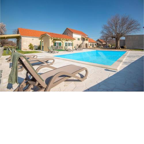 Beautiful home in Ljubotic with Outdoor swimming pool, Sauna and 4 Bedrooms