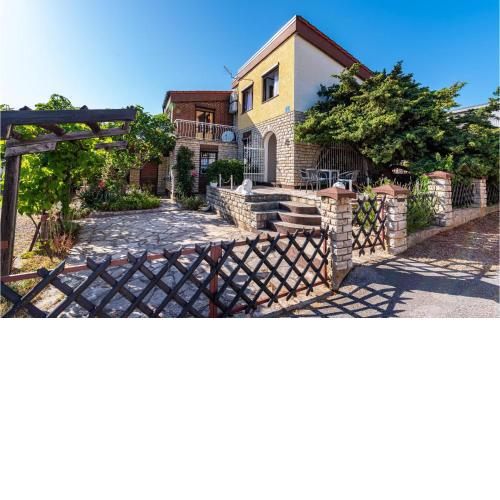 Beautiful home in Maslenica - Jasenice with WiFi and 4 Bedrooms