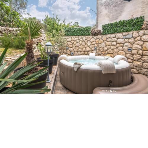 Beautiful home in Miholascica w/ Jacuzzi and 3 Bedrooms