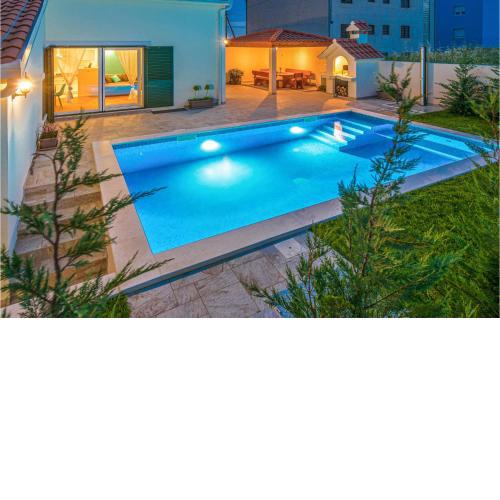 Beautiful home in Mravince with Outdoor swimming pool, WiFi and 3 Bedrooms