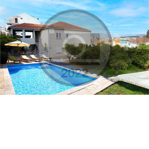 Beautiful home in Okrug Gornji with 5 Bedrooms