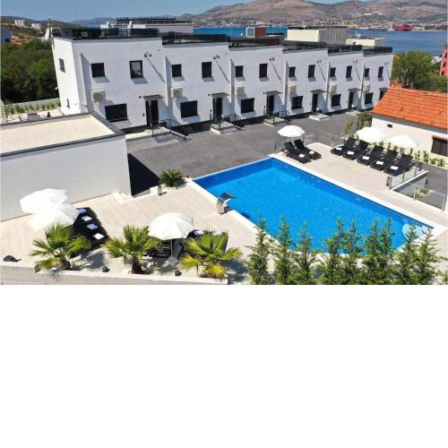 Beautiful home in Okrug Gornji with Outdoor swimming pool, Heated swimming pool and 2 Bedrooms