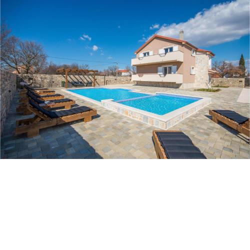 Beautiful home in Perusic Donji with WiFi, Outdoor swimming pool and 4 Bedrooms