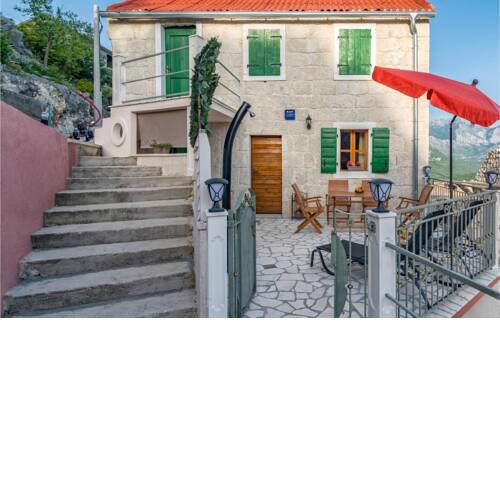 Beautiful home in Podgrade with WiFi