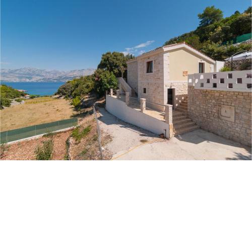 Beautiful home in Praznica with Jacuzzi, WiFi and 2 Bedrooms